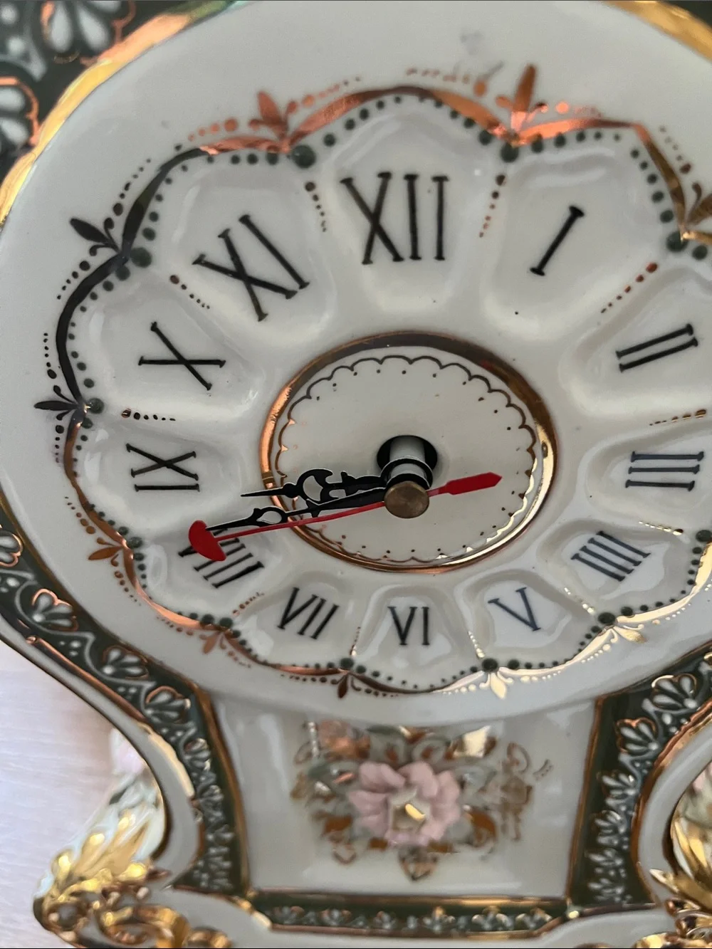 Flower-covered Porcelain Clock